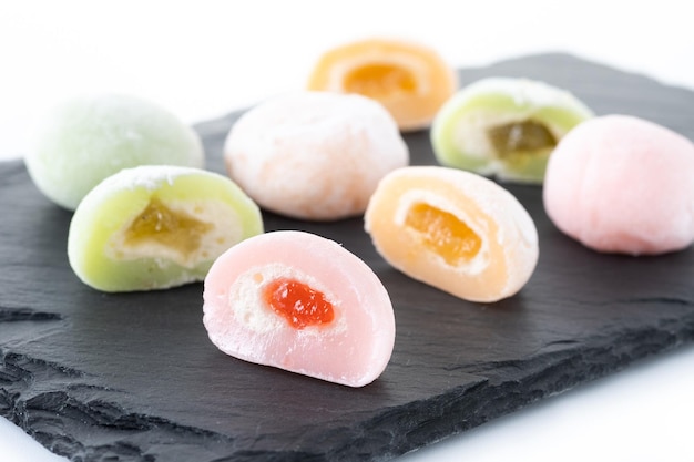 Kostenlose Foto japanische bunte mochi isoliert auf weißem hintergrund