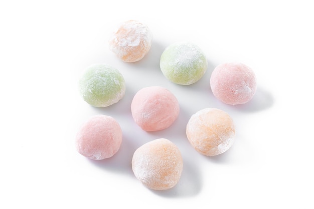 Kostenlose Foto japanische bunte mochi isoliert auf weißem hintergrund