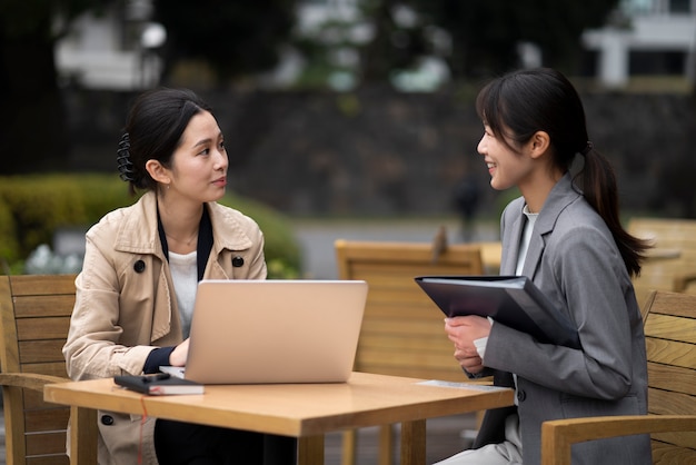 Kostenloses Foto japanisches geschäftskonzept mit geschäftspartnern