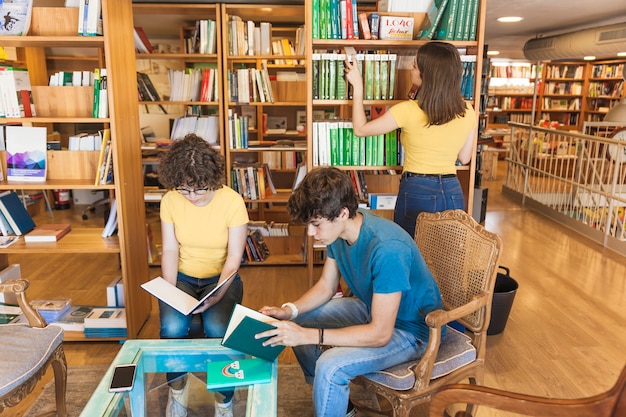 Jugendlicher, der Buch nahe Lesefreunden wählt