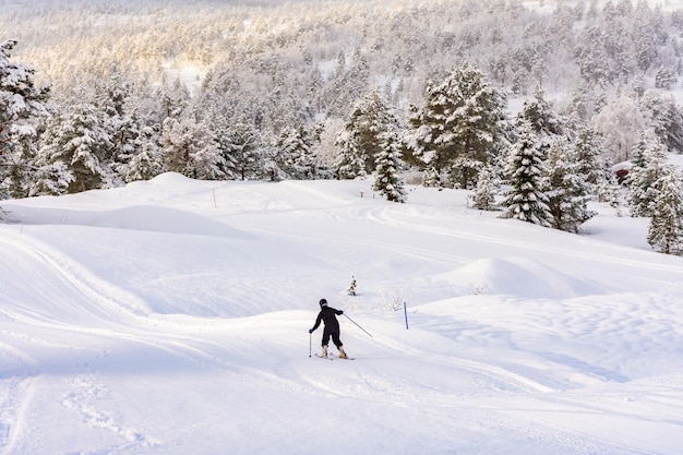 Kostenloses Foto junge am berghang im skigebiet stryn, norwegen