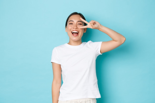 Kostenloses Foto junge asiatische frau, die lässiges t-shirt aufwirft