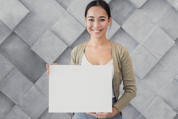 Junge Frau des Portrait smiley im Büro