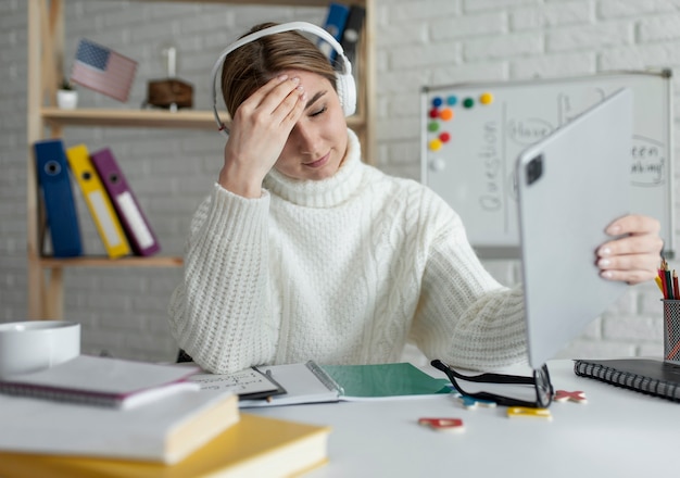 Kostenloses Foto junge frau, die kindern eine englischstunde online beibringt