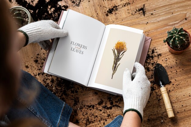 Junge Frau liest ein Buch über Gartenarbeit