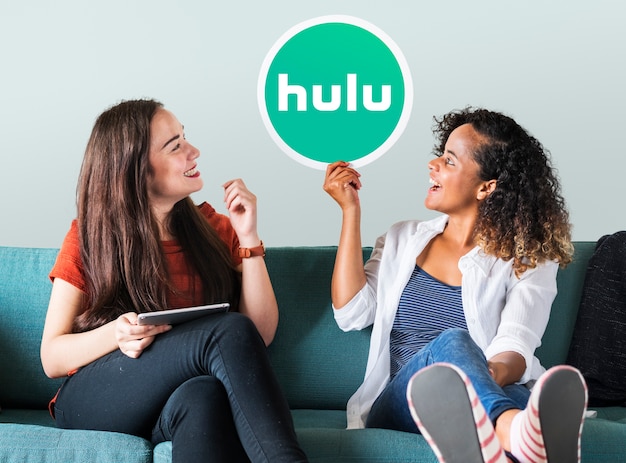 Kostenloses Foto junge frauen, die eine hulu-ikone zeigen