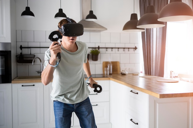 Kostenloses Foto junge person, die videospiele mit vr-brille spielt