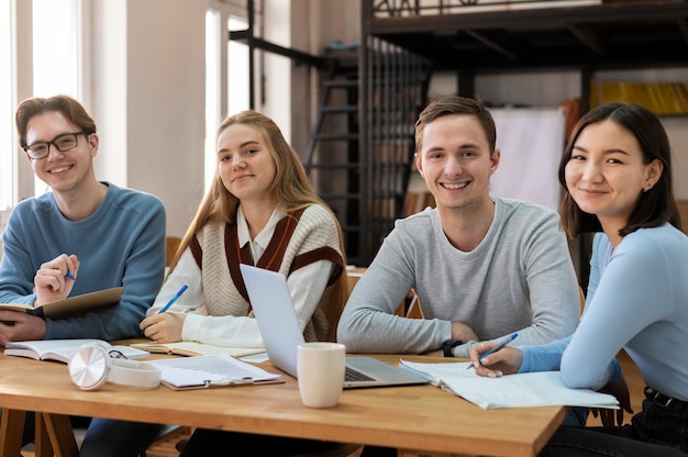 Kostenloses Foto junge studenten lernen gemeinsam während eines gruppenstudiums