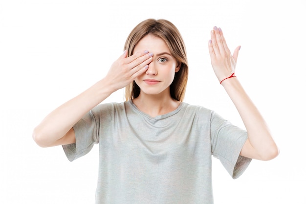 Kostenloses Foto junge süße junge frau, die augen bedeckt