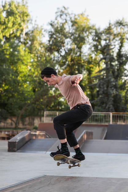 Kostenloses Foto junger mann, der in die straße skateboard fährt