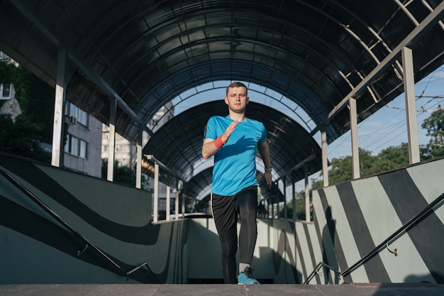 Kostenloses Foto junger mann, der intervalltraining auf treppen übt