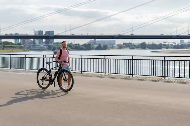 Kostenloses Foto junger sportmann auf einem fahrrad in einer europäischen stadt. sport in urbanen umgebungen.