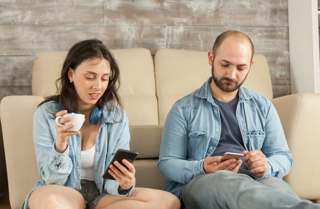 Junges Ehepaar entspannt im Wohnzimmer