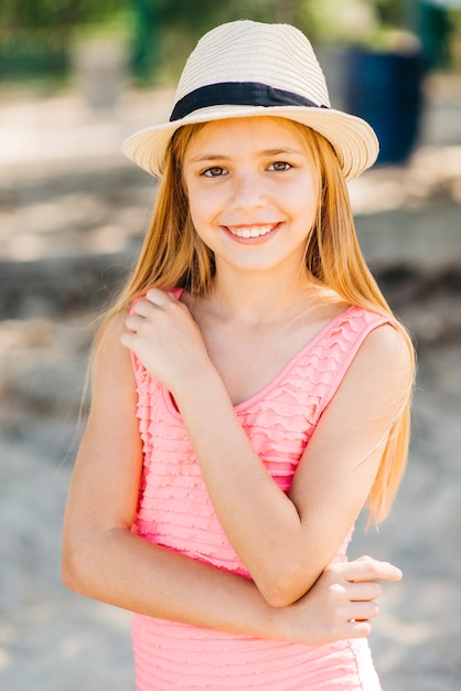 Kostenloses Foto junges mädchen posiert mit der hand auf der brust am strand