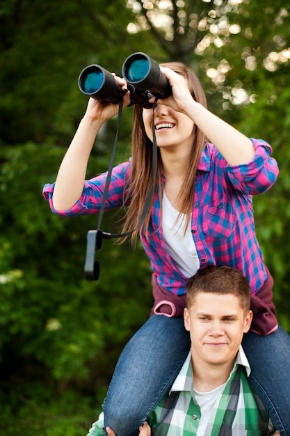 Kostenloses Foto junges paar im wald