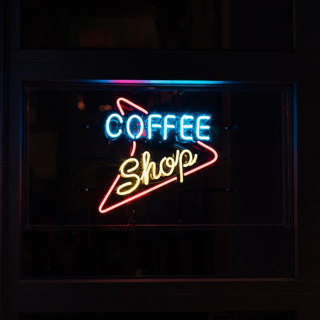 Kostenloses Foto kaffeestube unterzeichnen herein neonlichter für nächtliche leute