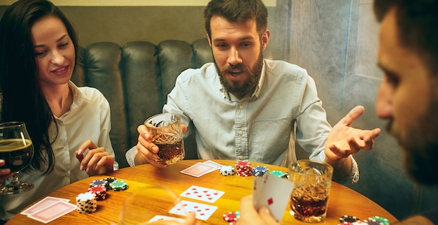 Kostenloses Foto kartenspiel für männer und frauen. poker, abendunterhaltung und aufregendes konzept