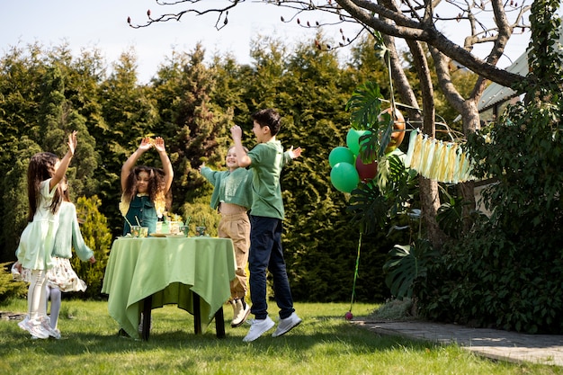 Kostenloses Foto kinder amüsieren sich auf einer dschungelparty