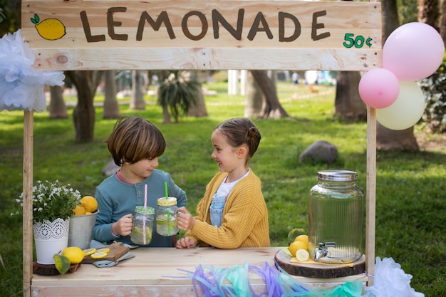 Kostenloses Foto kinder, die limonadenstand haben