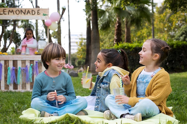 Kostenloses Foto kinder, die limonadenstand haben