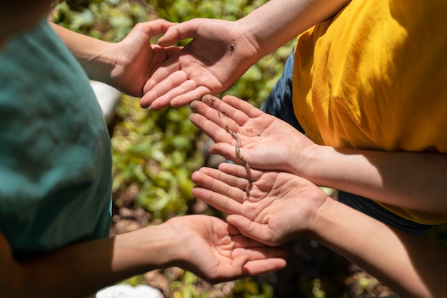 Kostenloses Foto kinder erkunden gemeinsam die natur