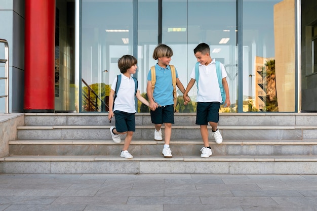 Kostenloses Foto kinder gehen gemeinsam zurück in die schule