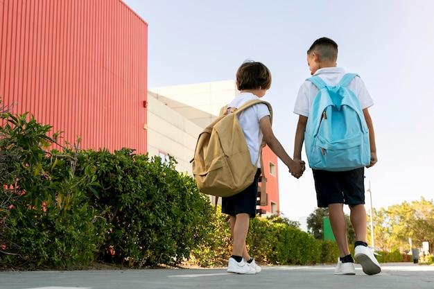 Kostenloses Foto kinder gehen gemeinsam zurück in die schule