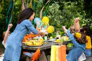 Kostenloses Foto kinder haben spaß bei der dschungelparty