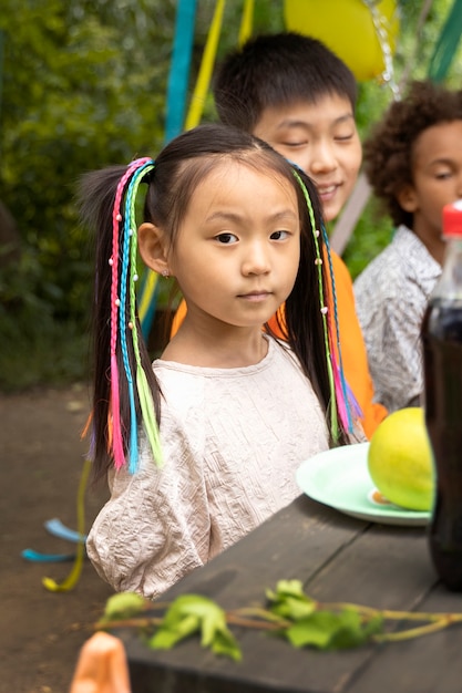 Kostenloses Foto kinder haben spaß bei der dschungelparty