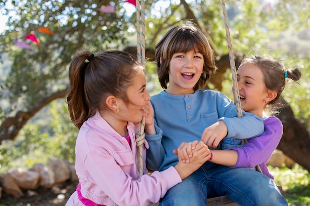 Kostenloses Foto kinder haben spaß im sommerlager