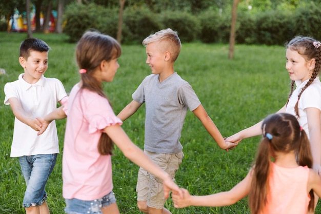 Kostenloses Foto kinder halten ihre hände zusammen