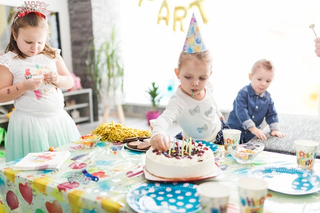 Kostenloses Foto kinder in der nähe von tisch mit leckereien