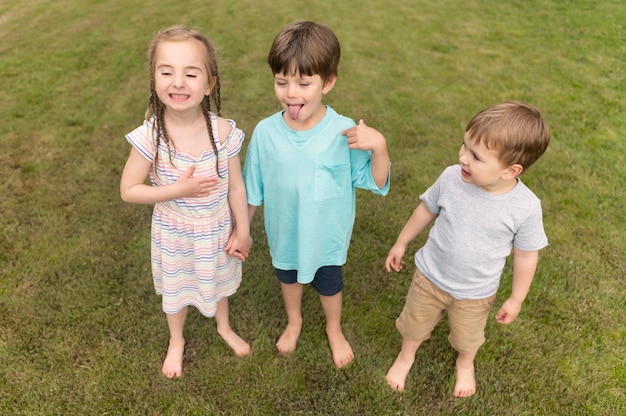 Kostenloses Foto kinder mit zungen raus