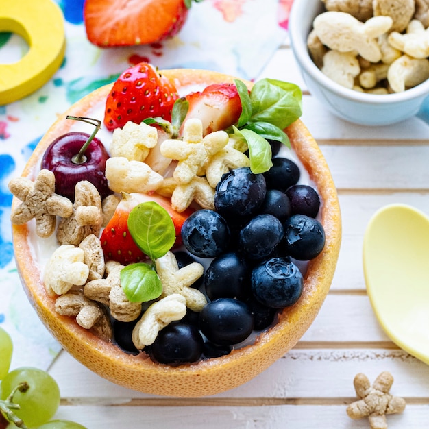 Kostenlose Foto kinder-müslischale mit beeren und joghurt