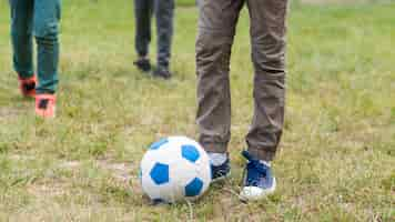 Kostenloses Foto kinder spielen im park mit fußball