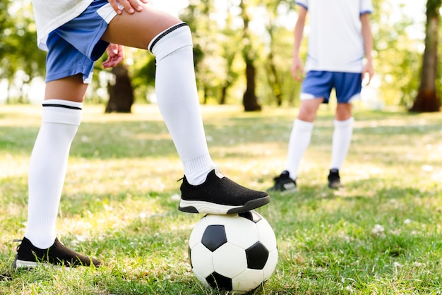 Kostenloses Foto kinder spielen zusammen fußball im freien