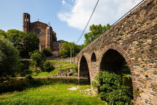 Kirche und mittelalterliche Brücke in Sant Joan les Fonts