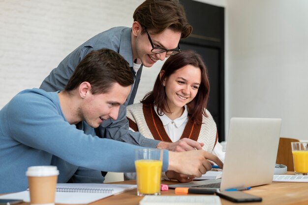 Klassenkameraden lernen gemeinsam während des Gruppenstudiums