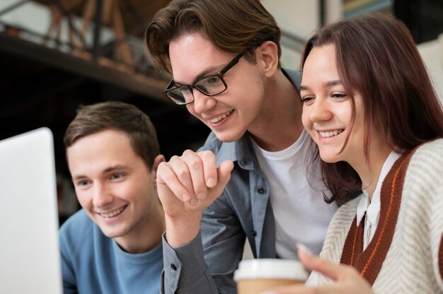 Klassenkameraden lernen gemeinsam während des Gruppenstudiums