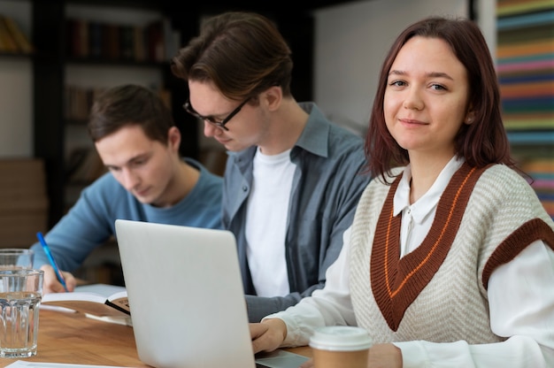 Klassenkameraden lernen gemeinsam während des Gruppenstudiums