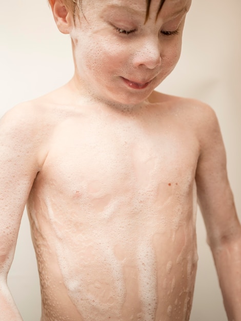 Kostenloses Foto kleiner junge beim baden