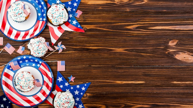 Kostenloses Foto kleiner kuchen auf plattensternen und -flaggen mit bild der amerikanischen flagge