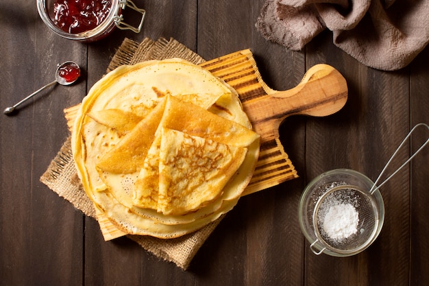 Kostenlose Foto köstliches winterkreppdessert mit marmelade und zucker