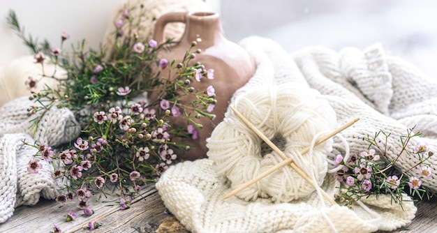 Kostenloses Foto komposition mit einem knäuel zum stricken und blumen