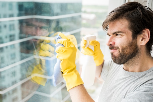 Kostenlose Foto konzept des mannes sein haus säubernd