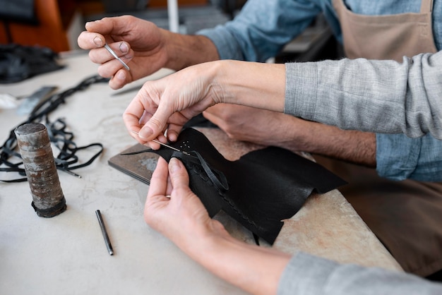 Kreativer Schneider, der in der Werkstatt an einem neuen Stoff arbeitet