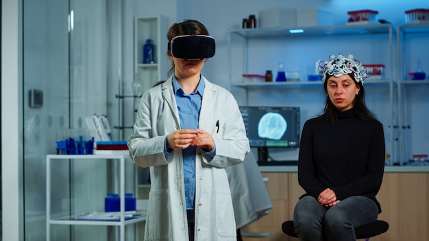 Kostenloses Foto laborarzt, der virtuelle realität mit vr-brille im medizinischen neurologischen forschungslabor erlebt