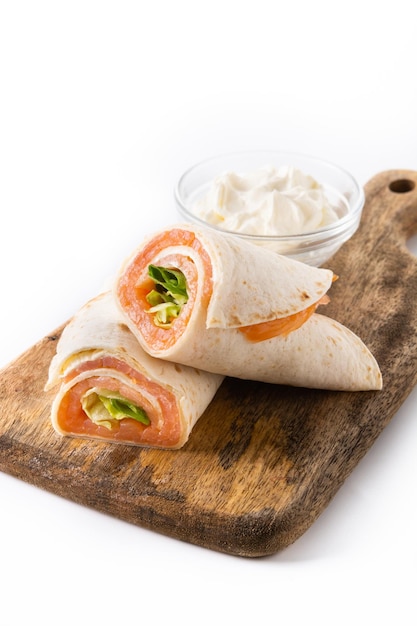 Kostenlose Foto lachs-wrap-sandwich-rolle mit käse und gemüse isoliert auf weißem hintergrund