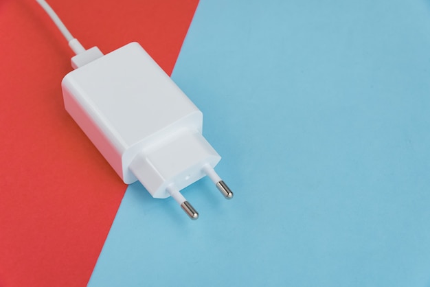 Kostenloses Foto ladegerät und usb-kabel typ c über rosa und blauem hintergrund