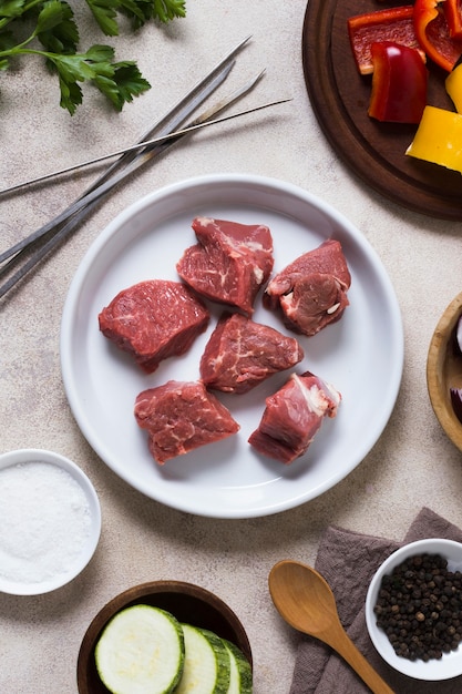 Kostenlose Foto leckere arabische fast-food-stücke von ungekochtem fleisch